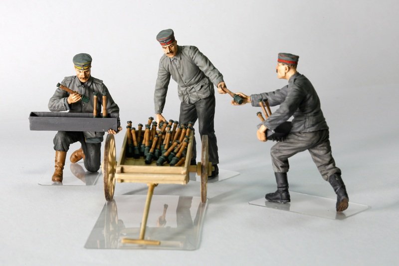Copper State Models F32-006 German aerodrome personnel ordnance team with cart 1/32 – imagen 4