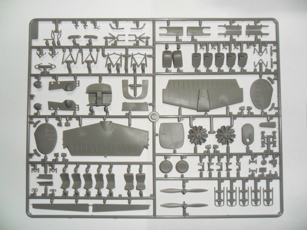ICM 48185 C18S, American Passenger Aircraft 1/48 – image 7