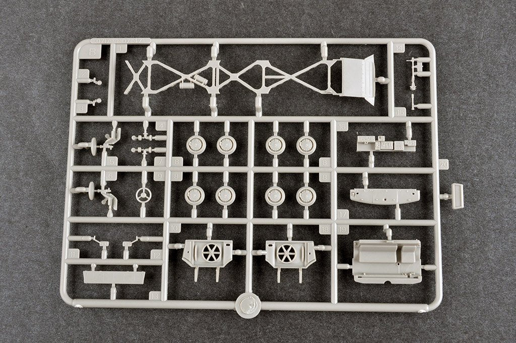 Trumpeter 07180 Russian 9P140 TEL of 9K57 Uragan Multiple Launch Rocket System 1/72 – Bild 9