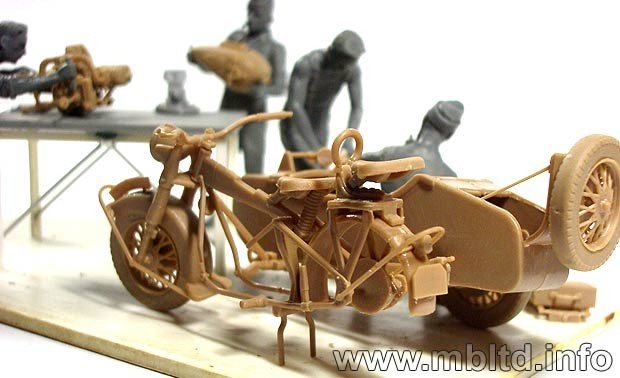 Master Box 3560 German motocycle repair team 1/35 – Bild 12