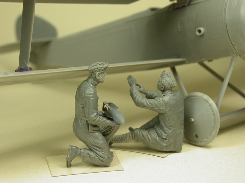 Copper State Models F32-028 RFC Air Mechanics installing the bombs 1/32 – immagine 3
