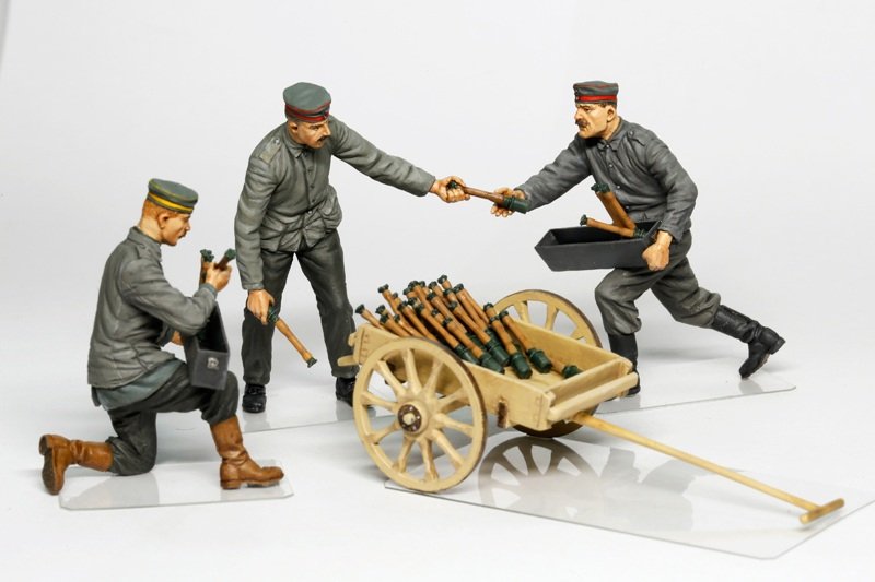 Copper State Models F32-006 German aerodrome personnel ordnance team with cart 1/32 – imagen 3