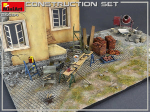MiniArt 35594 Kit de construction : échelles, table, seaux, briques, chariot, enclume, poutres, cric et outils 1/35 – image 5