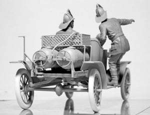 ICM 24006 Équipe de camion de pompiers américain (années 1910) (2 figurines) (1/24)  – image 5