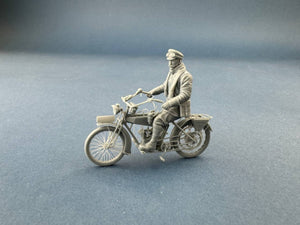 Copper State Models F35-056 Cavalier de liaison allemand debout avec une moto (moto non incluse) 1/35 – image 3