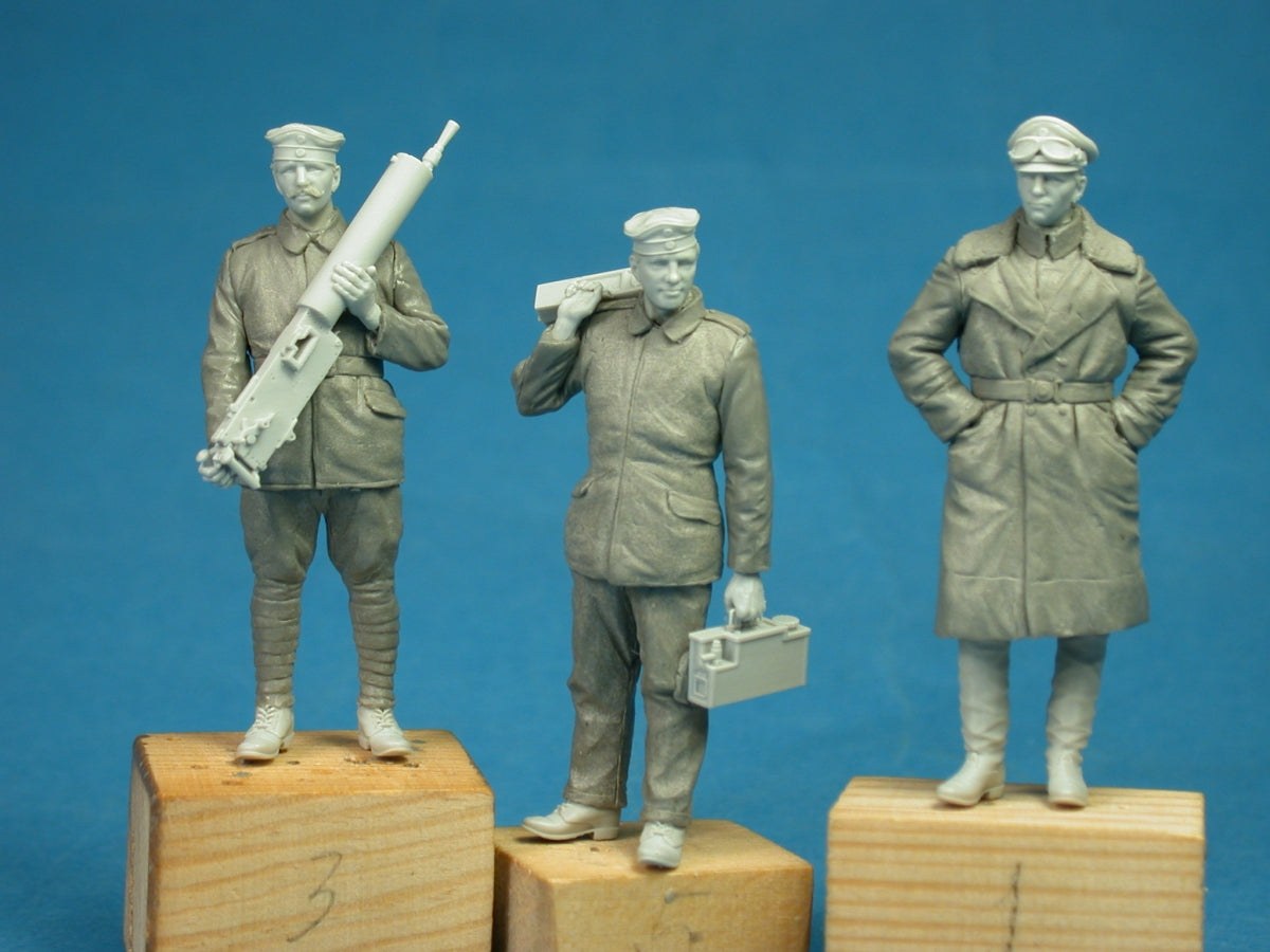 Copper State Models F35-040 German armoured car crewman with ammunition 1/35 – immagine 2