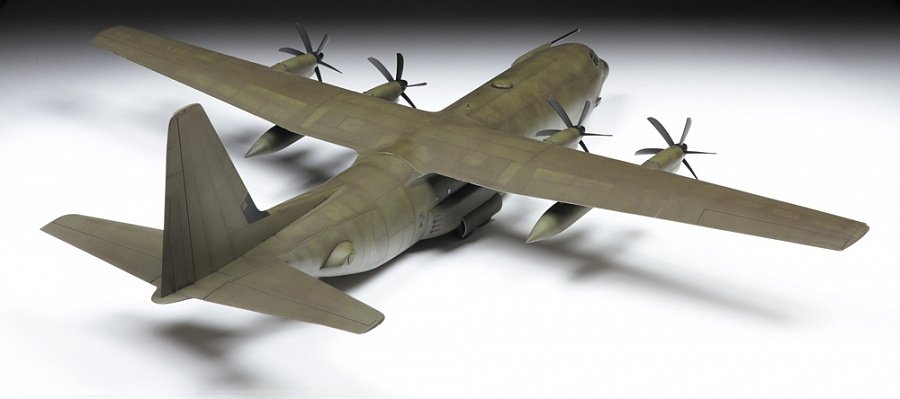Zvezda 7324 Avion de transport militaire américain C-130J-30 1/72 – image 3