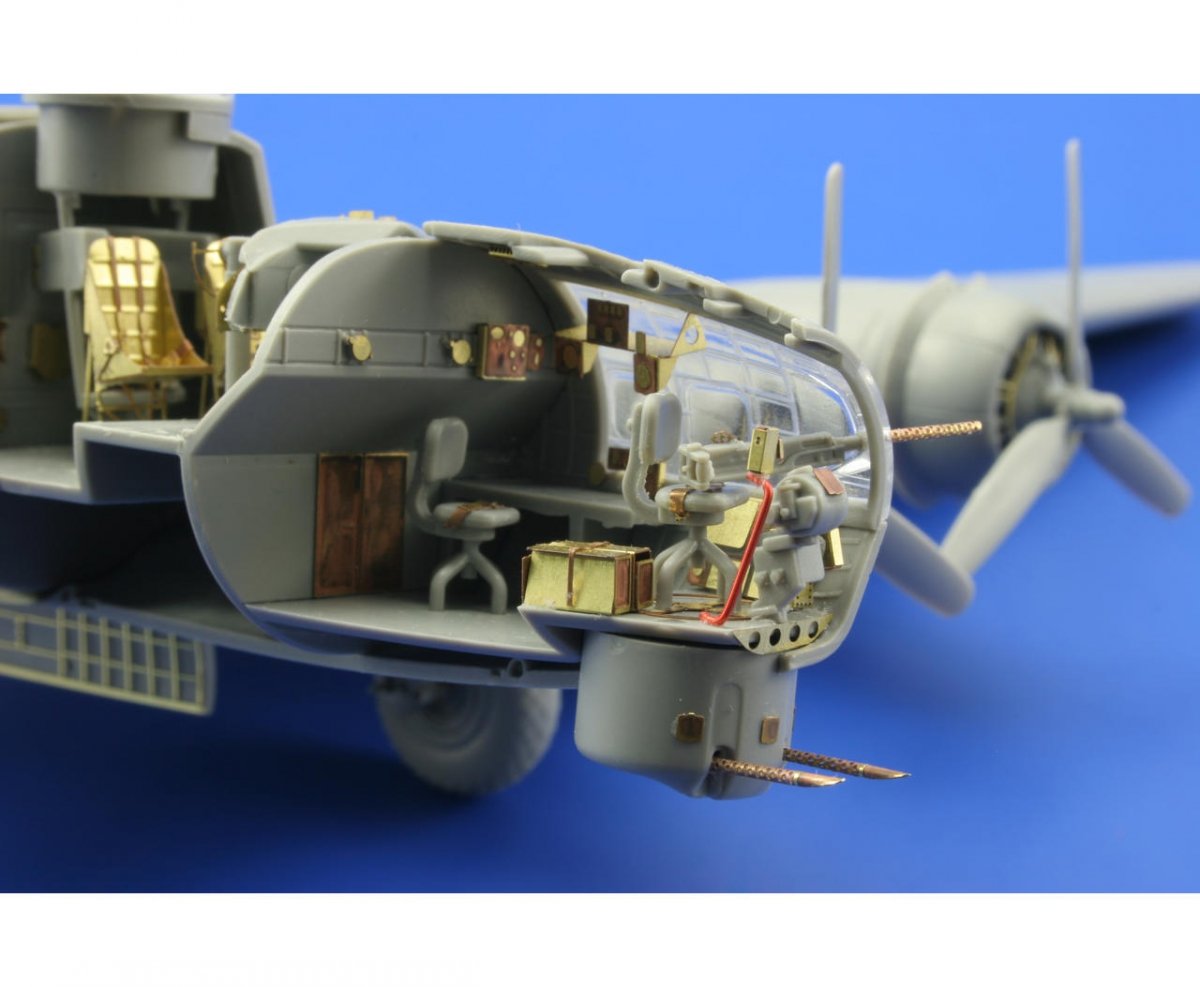 Intérieur avant du B-17G Eduard 73382, échelle 1/72, Revell – image 3