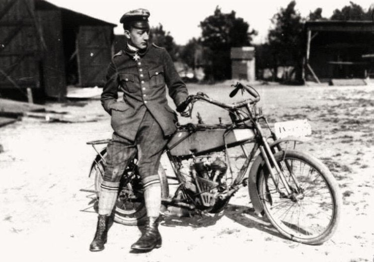 Copper State Models F35-055 Werner Voss posing with a motorcycle (Motorcycle not included) 1/35 – image 3
