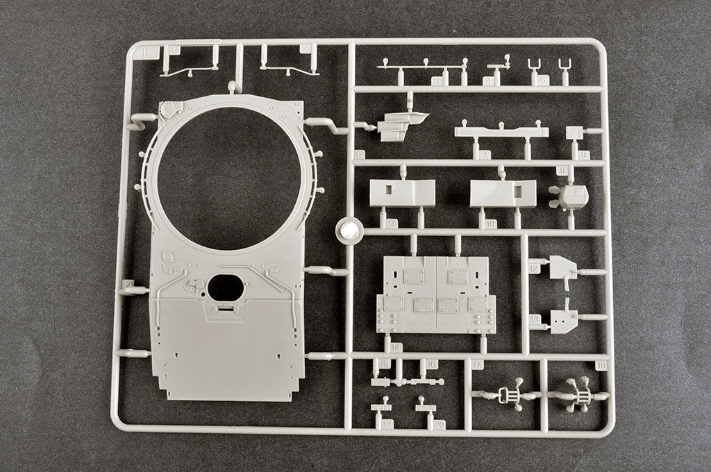 Trumpeter 09610 Char russe T-72B3 avec blindage réactif explosif (ERA) à étui souple 4S24 et blindage à grille, échelle 1/35 – image 8