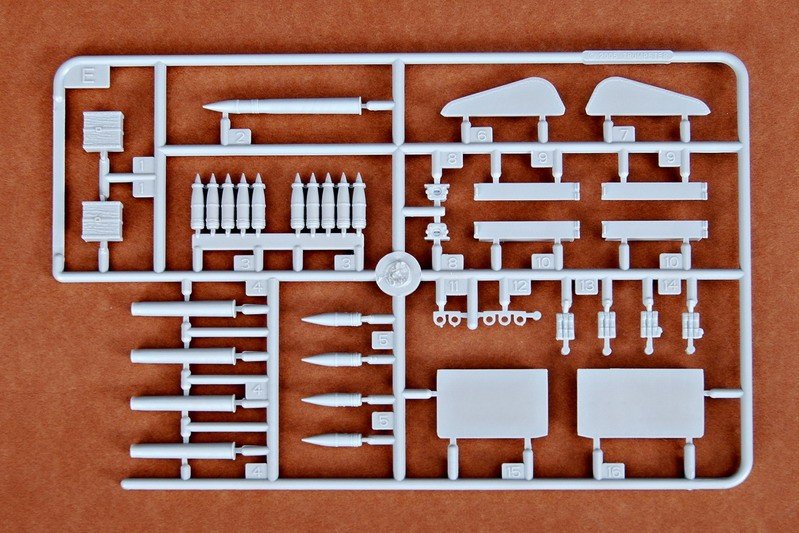 Trumpeter 00350 Allemand 12,8 cm Selbstfahrlafette L/6 Sturer Emil (1/35) – image 7