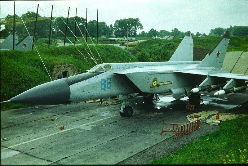 Uschi 3034 Scenic display: Russian PAG-Type Taxiway and Tarmac, Rectangular, BLAST WALL EDITION 1/72 – immagine 6