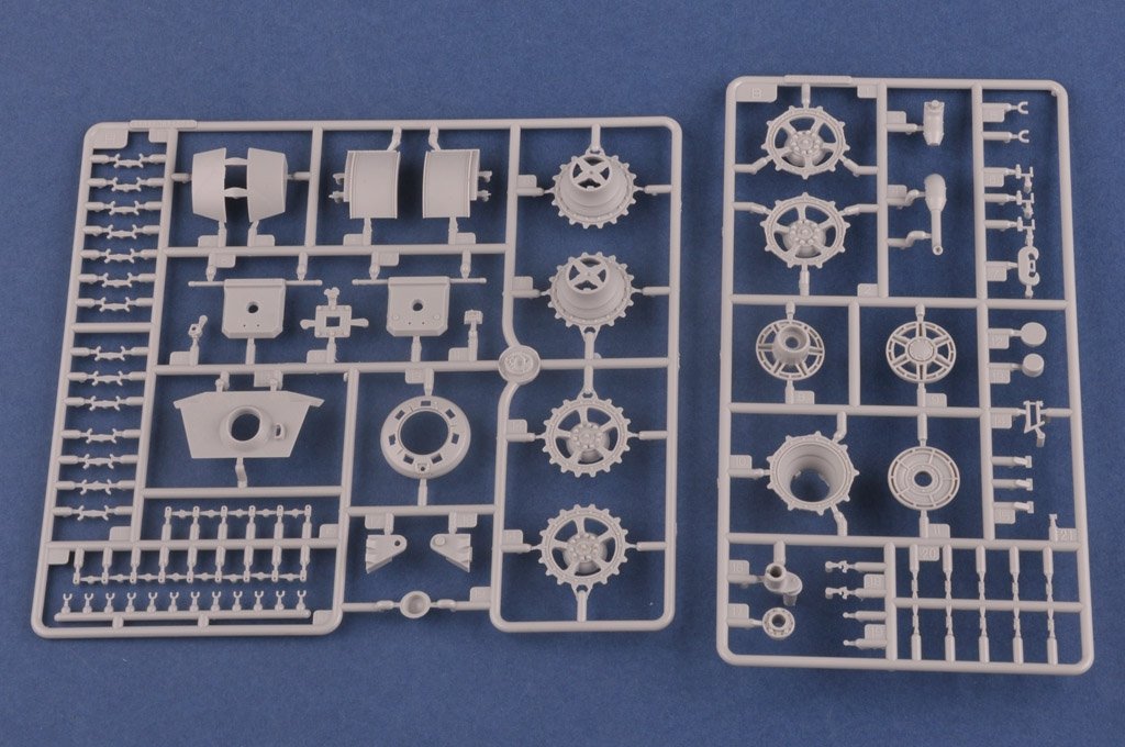 Hobby Boss 84533 Pz.Kpfw.VI Sd.Kfz.182 Tiger II (Production Henschel juillet 1945) (1/35) – image 9
