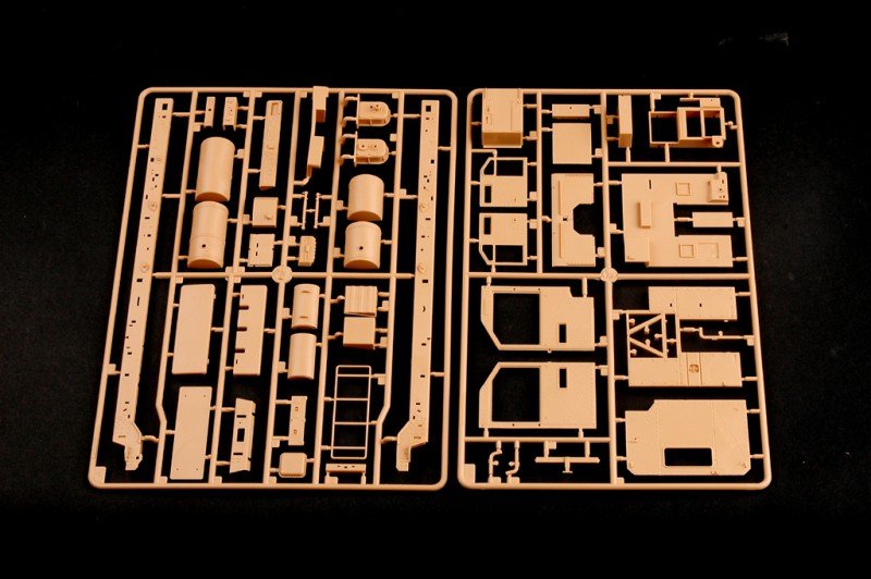 Hobby Boss 85502 M1070 Truck Tractor and M1000 HET Semi-trailer 1/35 – zdjęcie 9