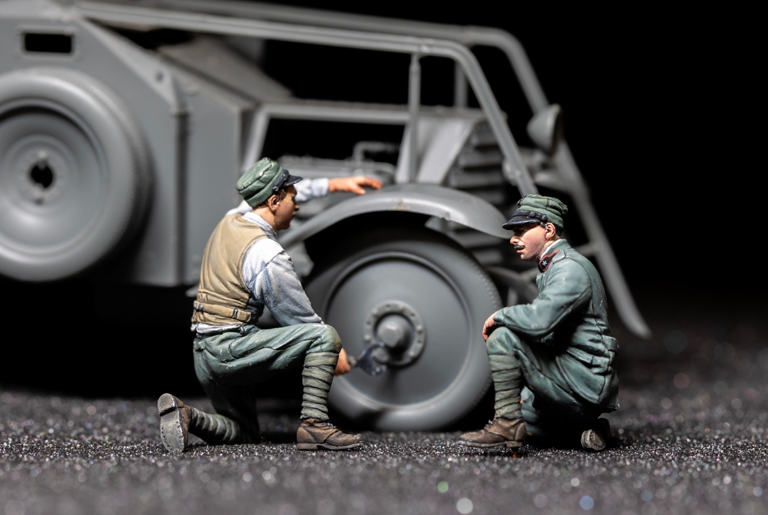 Copper State Models F35-025 Italian Armoured Car Crew changing Tire 1/35 – immagine 2