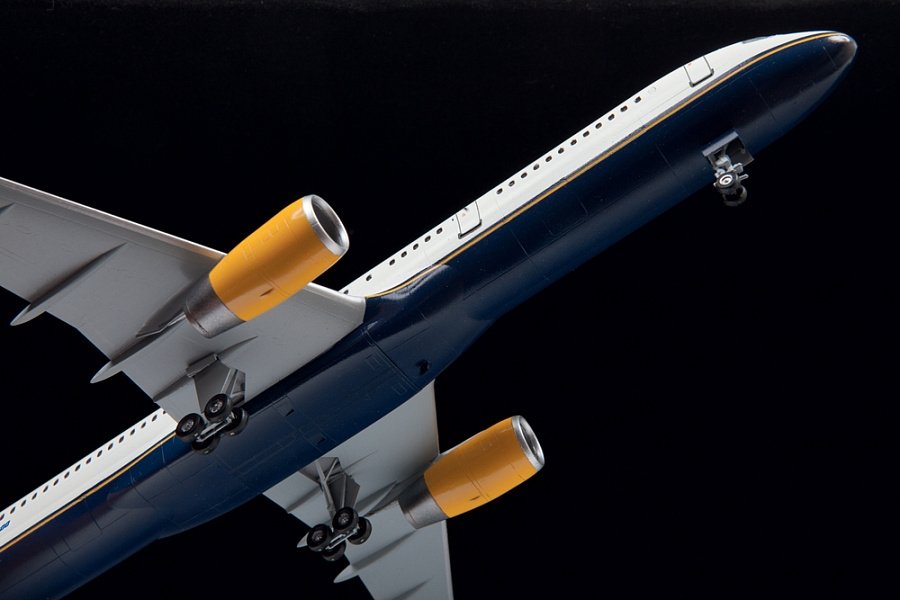 Zvezda 7032 Avion de ligne civil Boeing 757-200 1/144 – image 6