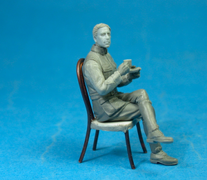 Copper State Models F32-050 French airman coffee with croissant 1/32 – image 2