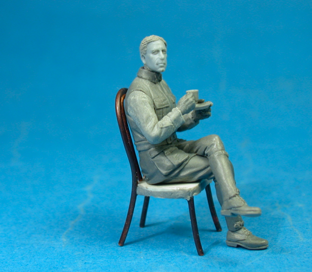 Copper State Models F32-050 French airman coffee with croissant 1/32 – image 2