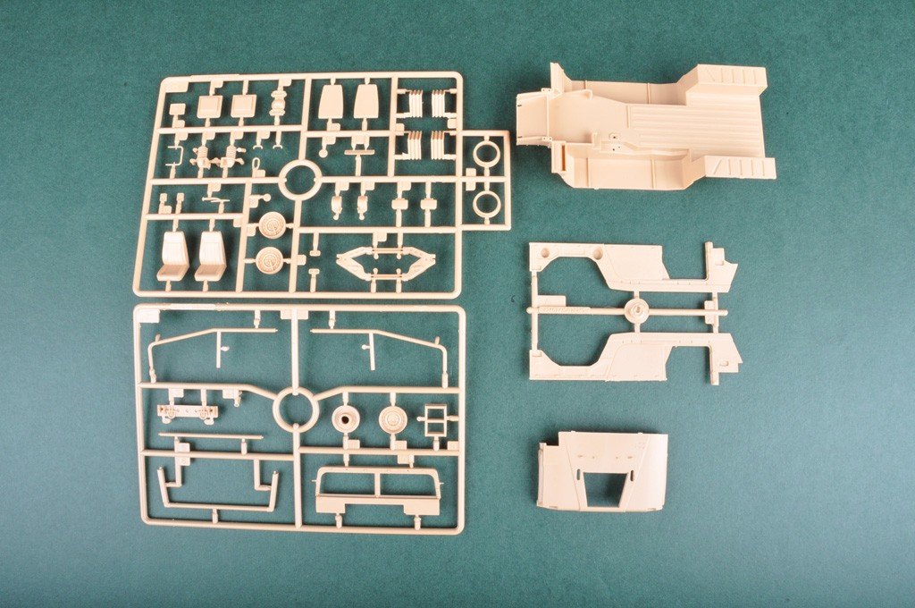 Hobby Boss 82467 Meng Shi 1.5 ton Military Light Utility Vehicle- Parade Versi 1/35 – immagine 5