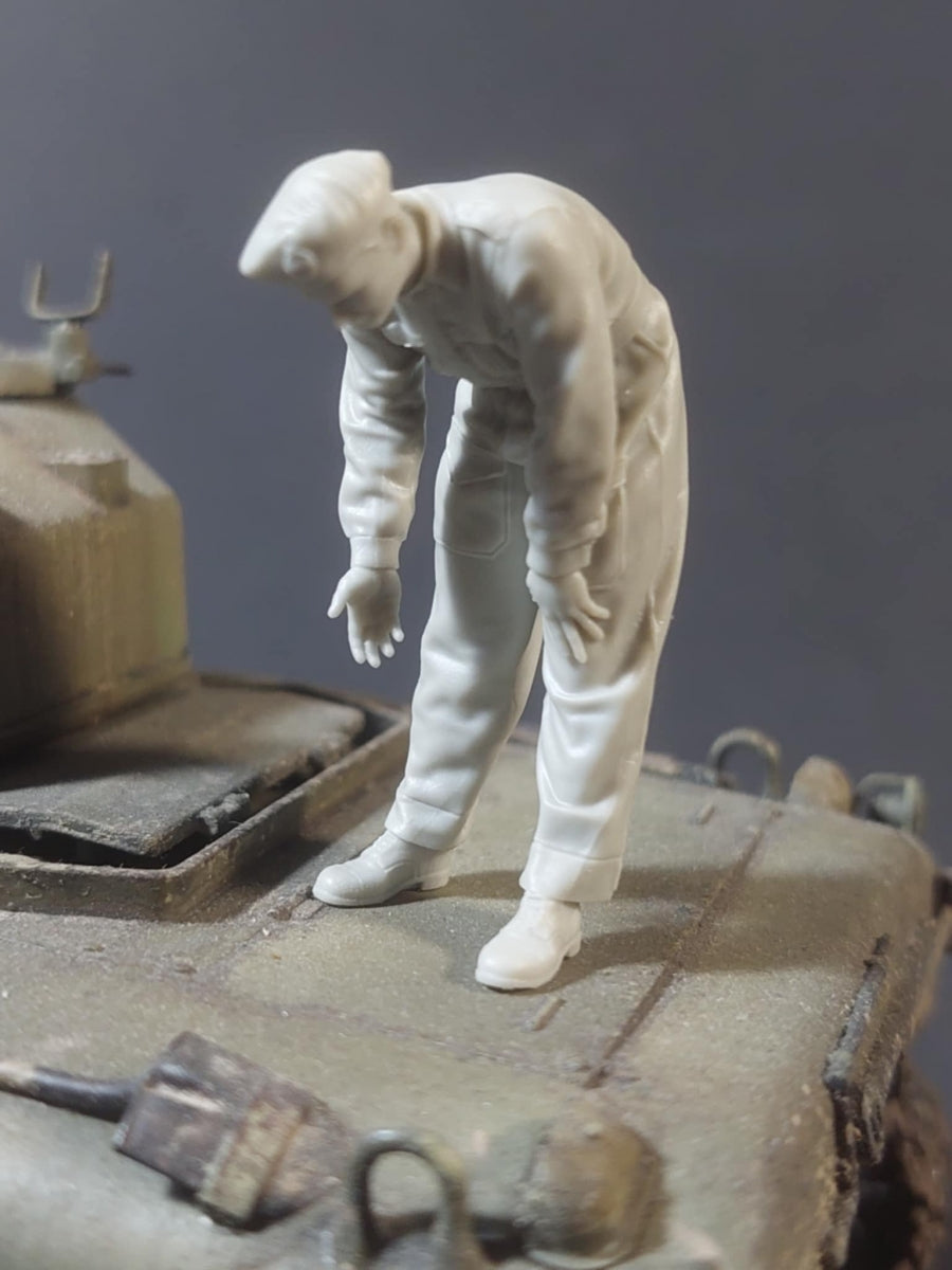 Panzer Art FI35-232 British tanker loading 75mm ammo No1 1/35
