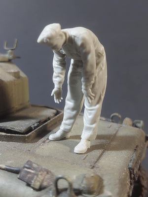 Panzer Art FI35-232 British tanker loading 75mm ammo No1 1/35
