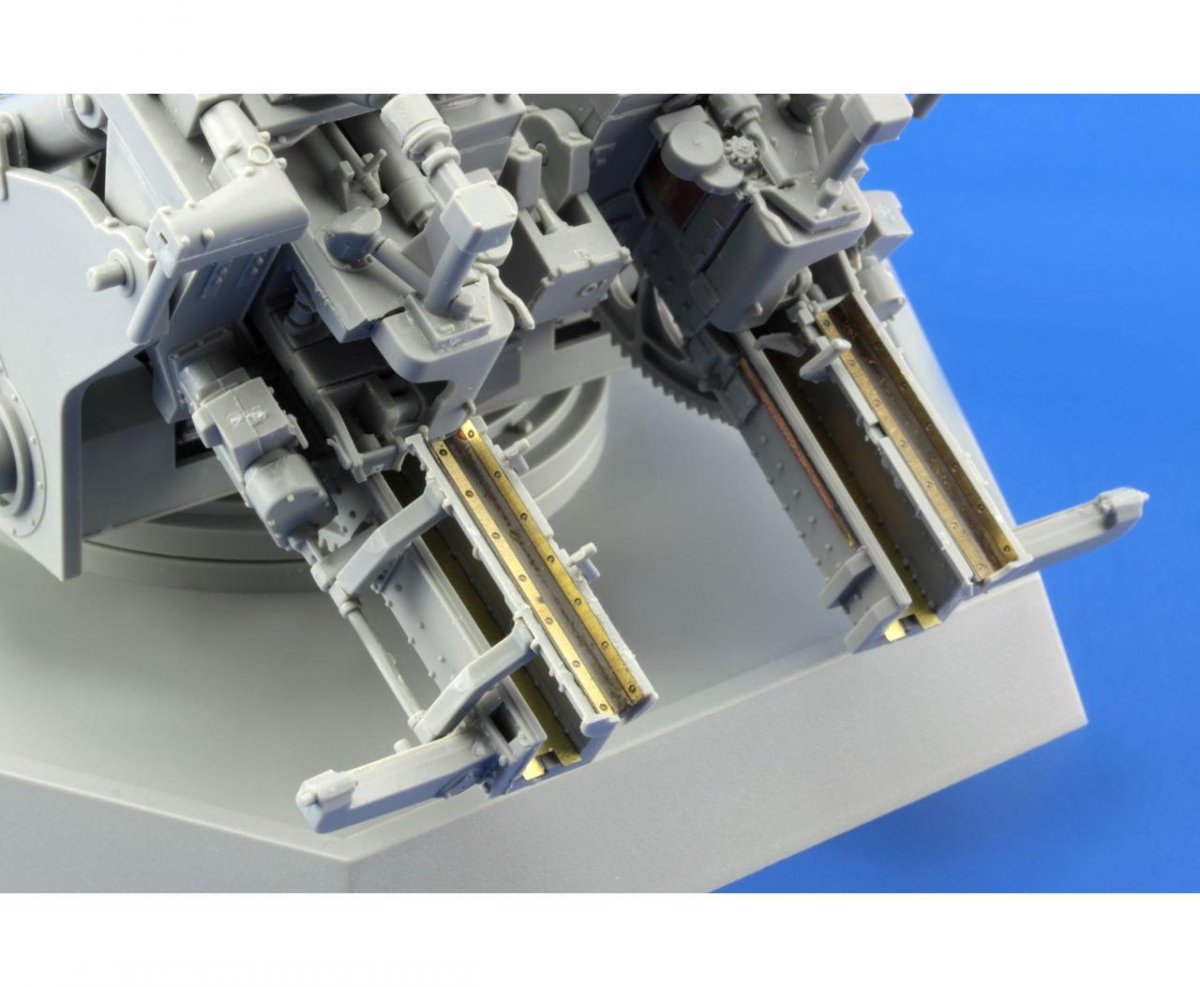 Eduard 36329 WWII German 12.8cm FlaK 40 Zwilling 1/35 Takom – immagine 3