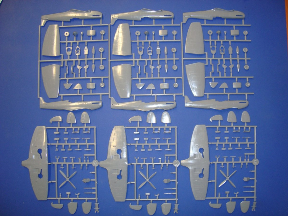 Kovozavody Prostejov KPM0060 Supermarine Spitfire Mk.IXe Cil Praha 1/72 – image 4