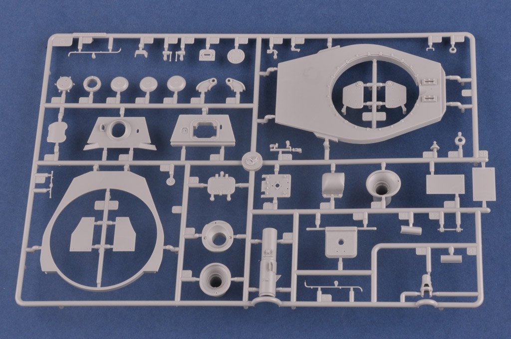 Hobby Boss 84533 Pz.Kpfw.VI Sd.Kfz.182 Tiger II (Production Henschel juillet 1945) (1/35) – image 7