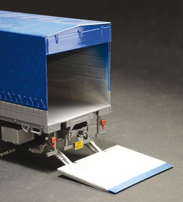 Italeri 3945 VOLVO F16 Globetrotter Canvas Truck with elevator 1/24 – immagine 14