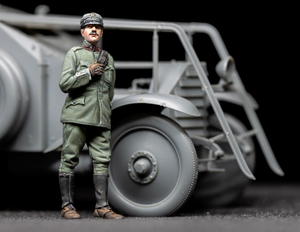 Copper State Models F35-022 Italian Armoured Car Standing Officer 1/35 – immagine 2