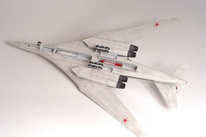 Zvezda 7002 Bombardier stratégique supersonique russe Tu-160 (1/144) – image 4