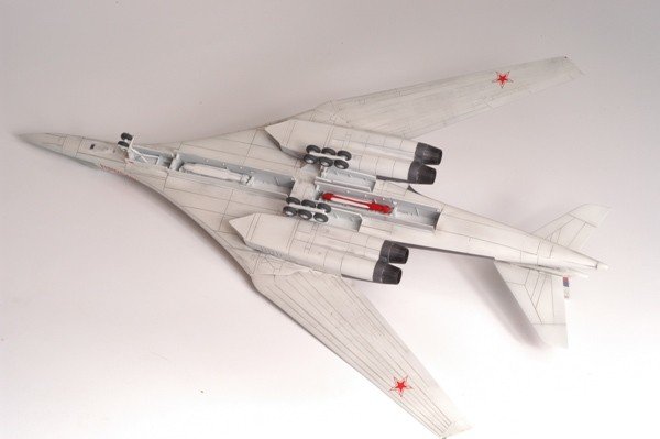Zvezda 7002 Bombardier stratégique supersonique russe Tu-160 (1/144) – image 4