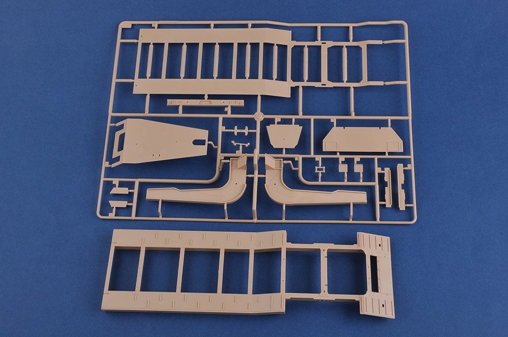 Hobby Boss 85513 Ukraine KrAZ-6446 Tractor with MAZ/ChMZAP-5247G semitrailer 1/35 – imagen 7