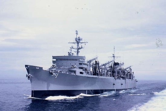 Trumpeter 05785 AOE Fast Combat Support Ship USS Sacramento (AOE-1) 1/700