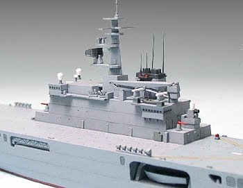 Tamiya 31003 Japanese Defence Force LST-4001 Ohsumi 1/700 – immagine 3