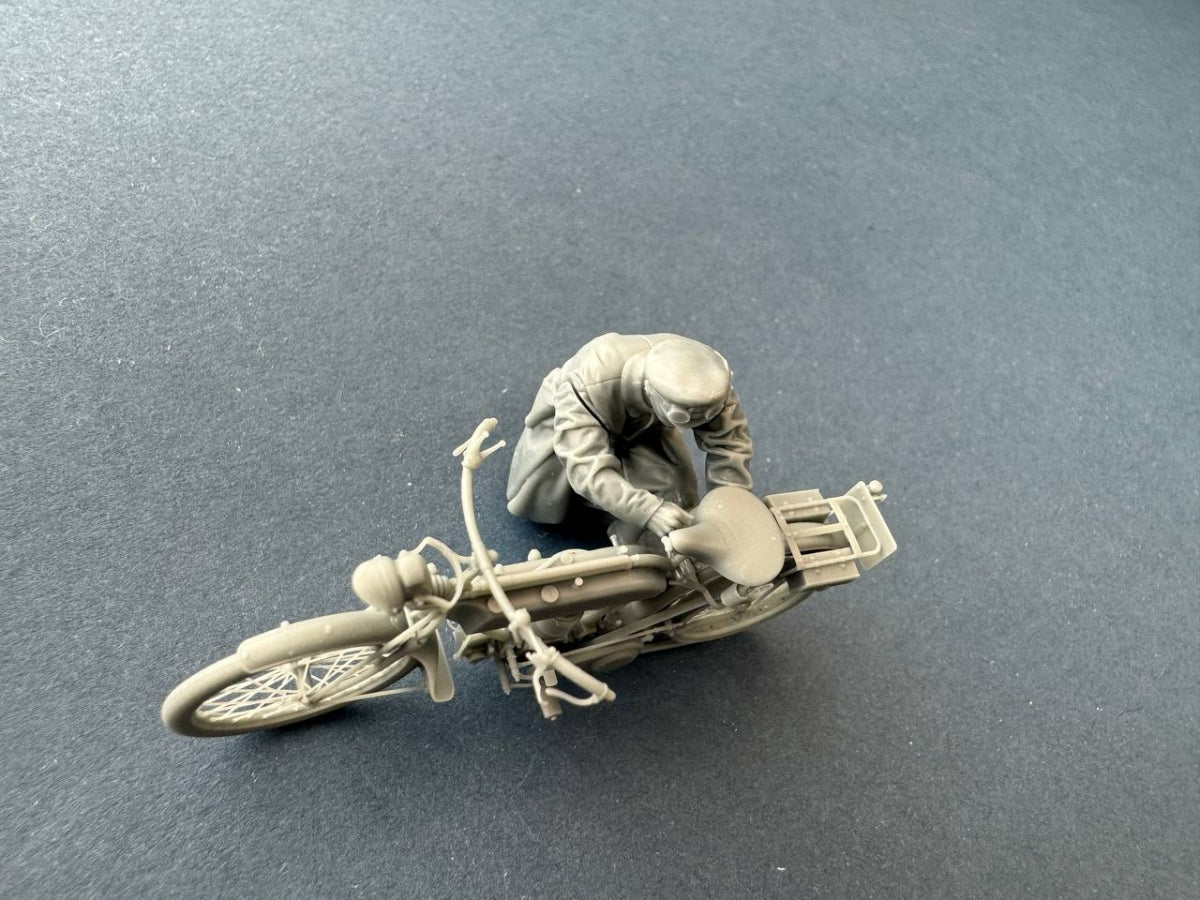 Copper State Models F35-058 British dispatch rider Checking motorcycle ( Motorcycle not included) 1/35 – Bild 5
