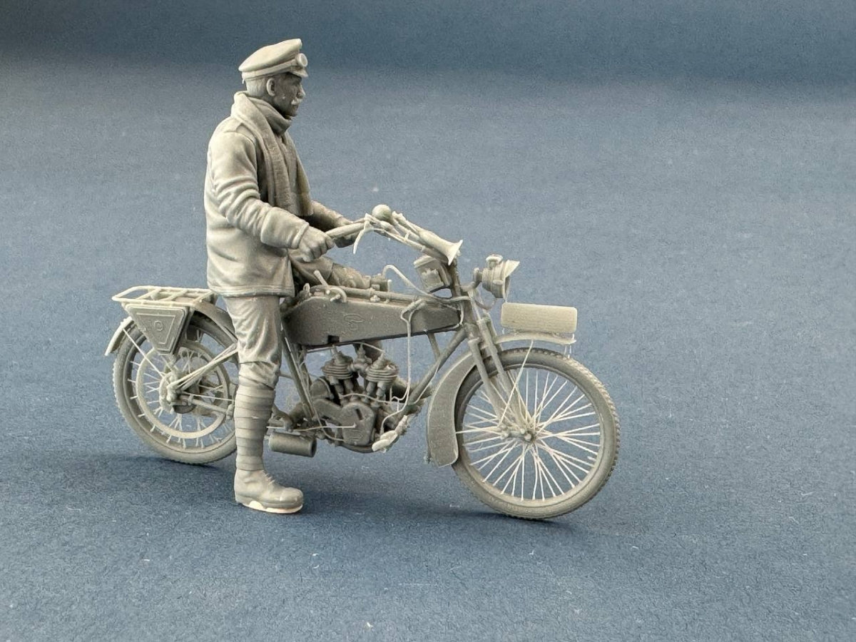 Copper State Models F35-056 Cavalier de liaison allemand debout avec une moto (moto non incluse) 1/35 – image 2