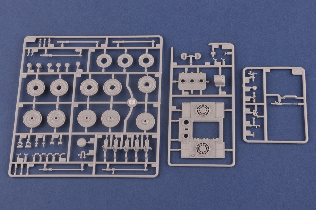 Hobby Boss 84533 Pz.Kpfw.VI Sd.Kfz.182 Tiger II (Production Henschel juillet 1945) (1/35) – image 12