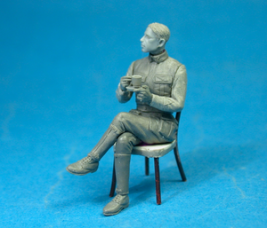 Copper State Models F32-050 French airman coffee with croissant 1/32 – image 3
