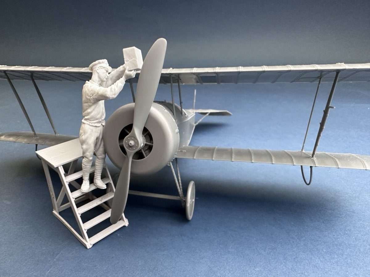 Copper State Models F32-054 RNAS mechanic with a can 1/32 – Bild 2
