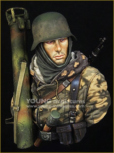 Young Miniatures YM1865 German Waffen SS with Panzerschreck 1/10