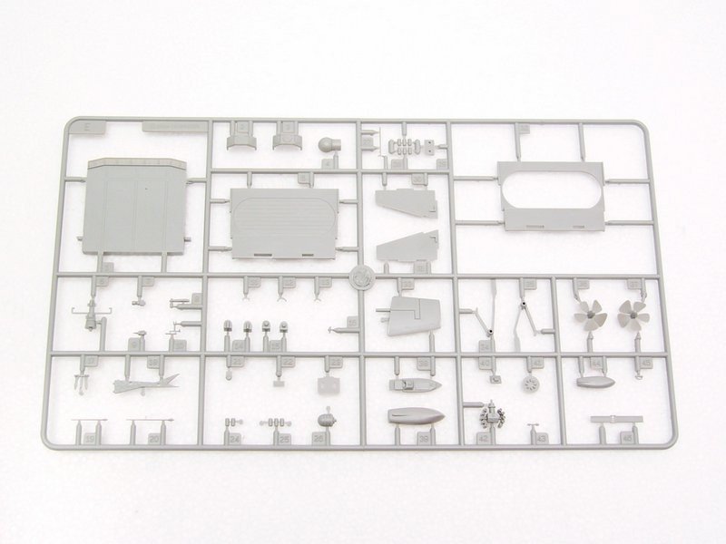 Trumpeter 05606 USSR Admiral Kuznetsov aircraft carrier 1/350 – immagine 19