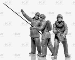 ICM 35902 Chernobyl#2. Fire Fighters (AC-40-137A firetruck &amp;amp; 4 figures &amp;amp; diorama base with background) 1/35 – immagine 3