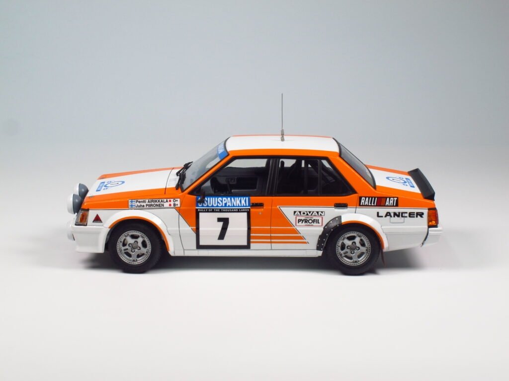 NuNu PN24018 MITSUBISHI LANCER TURBO 82 RALY 1000 LAKES 1/24 – zdjęcie 6