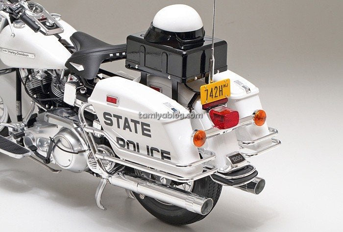 Tamiya 16038 Harley Davidson FLH1200 - Police Bike 1/6 – immagine 2