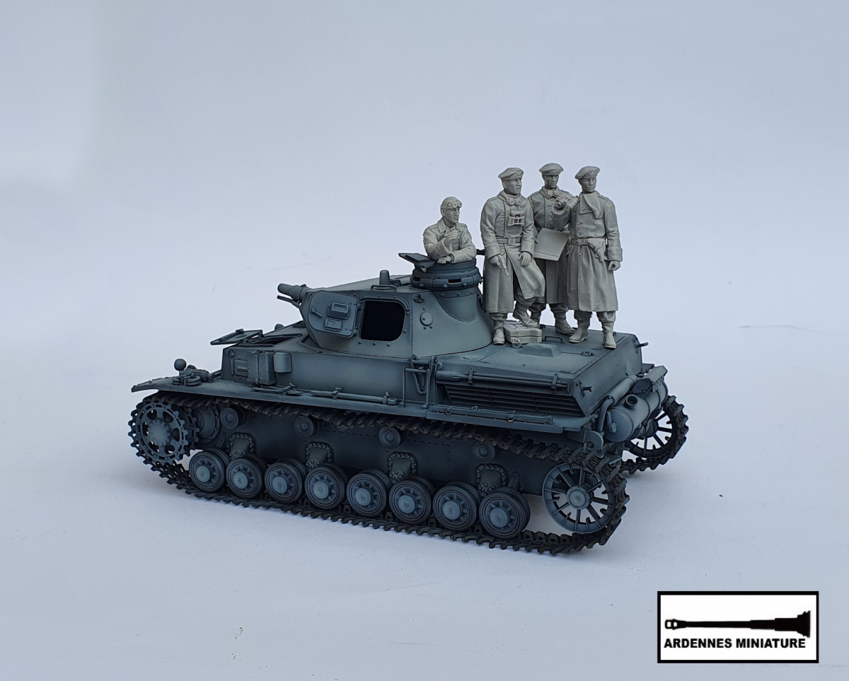 Ardennes Miniature 35045 GERMAN PANZER COMM. AND CREWMAN WW2 1/35 – zdjęcie 3