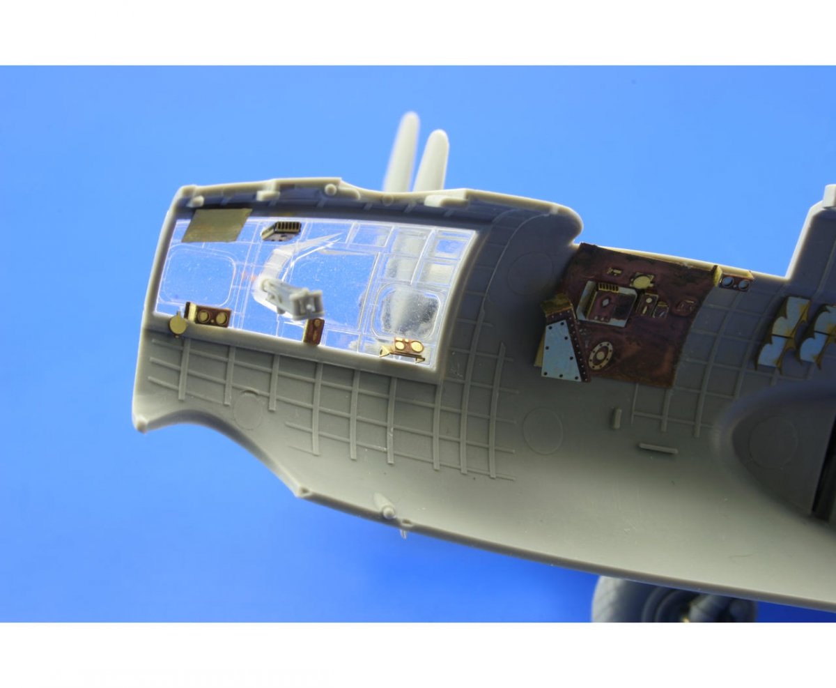 Intérieur avant du B-17G Eduard 73382, échelle 1/72, Revell – image 8