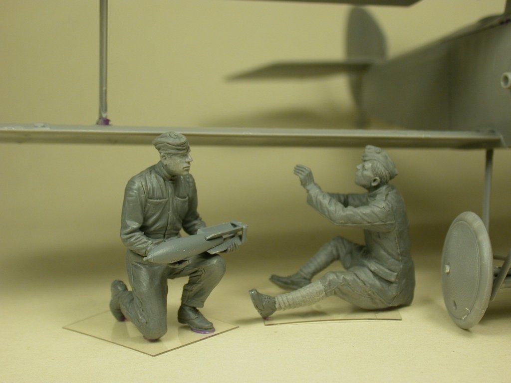Copper State Models F32-028 RFC Air Mechanics installing the bombs 1/32 – immagine 2