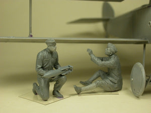 Copper State Models F32-028 RFC Air Mechanics installing the bombs 1/32 – immagine 2