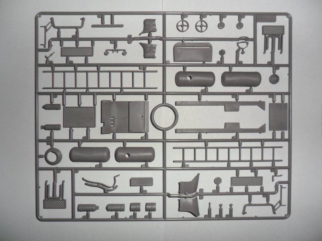 ICM 24017 Model T 1914 Fire Truck with Crew 1/24 – immagine 14
